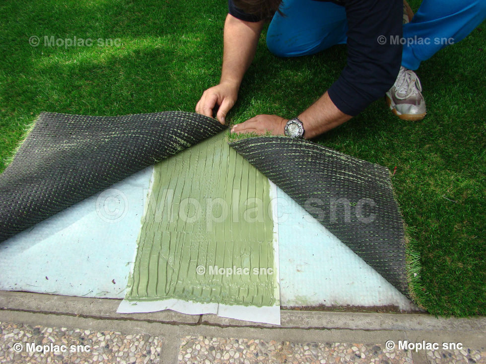 La posa dellerba sintetica è piuttosto semplice. e necessario ... Posa erba sintetica su terrazzo